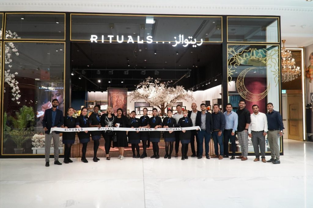 Rituals storefront with team workers holding a tape with the store name