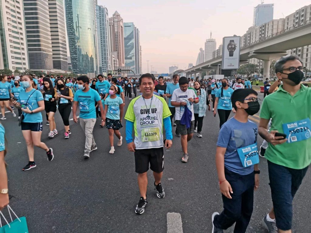 Lots of people on the streets of Dubai at the marathon event