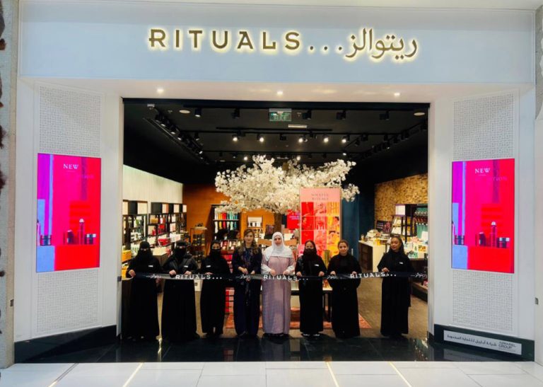 Eight women cutting the tape in front of Rituals store