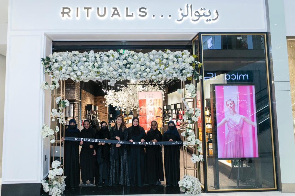 Rituals storefront with team workers holding the tape with the store name